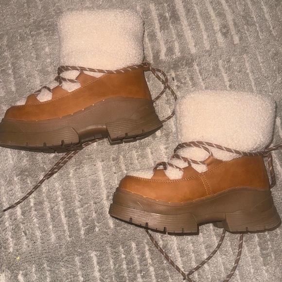 NWOT Jeffrey Campbell subzero faux shearling boots - Picture 4 of 5